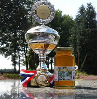 De beker voor de Lekkerste Honing met de pot Bereklauwhoning van de BijZaak uit Yde van immker Klaas Sluiman   (klik voor vergroting)